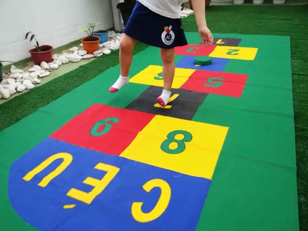 Criança brincando na Apoio e Convívio